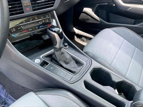 Used 2025 Volkswagen Jetta SE FWD image 19