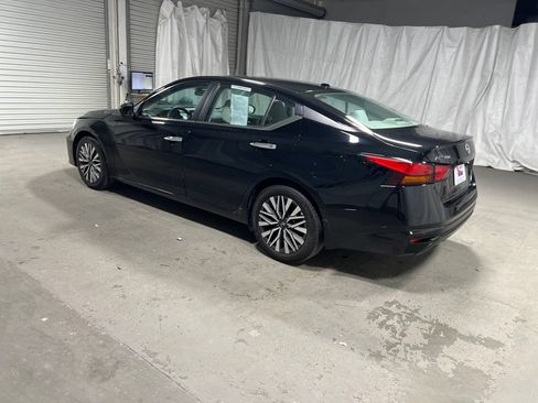 Used 2024 Nissan Altima 2.5 SV FWD image 5