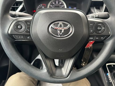 Used 2021 Toyota Corolla LE image 3