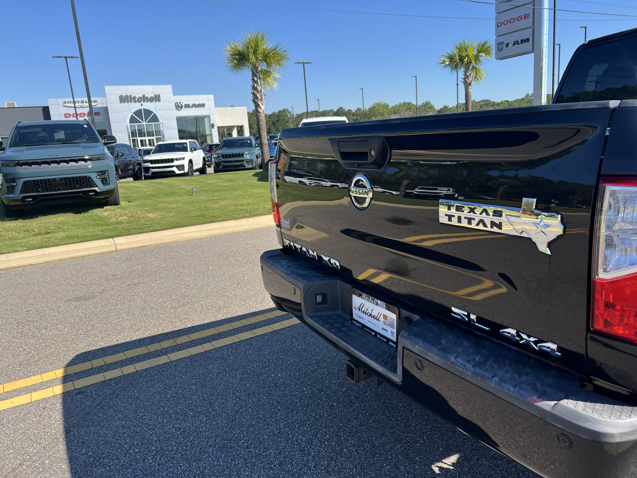 Used 2019 Nissan Titan SL w/ Chrome Package AWD/4WD image 4