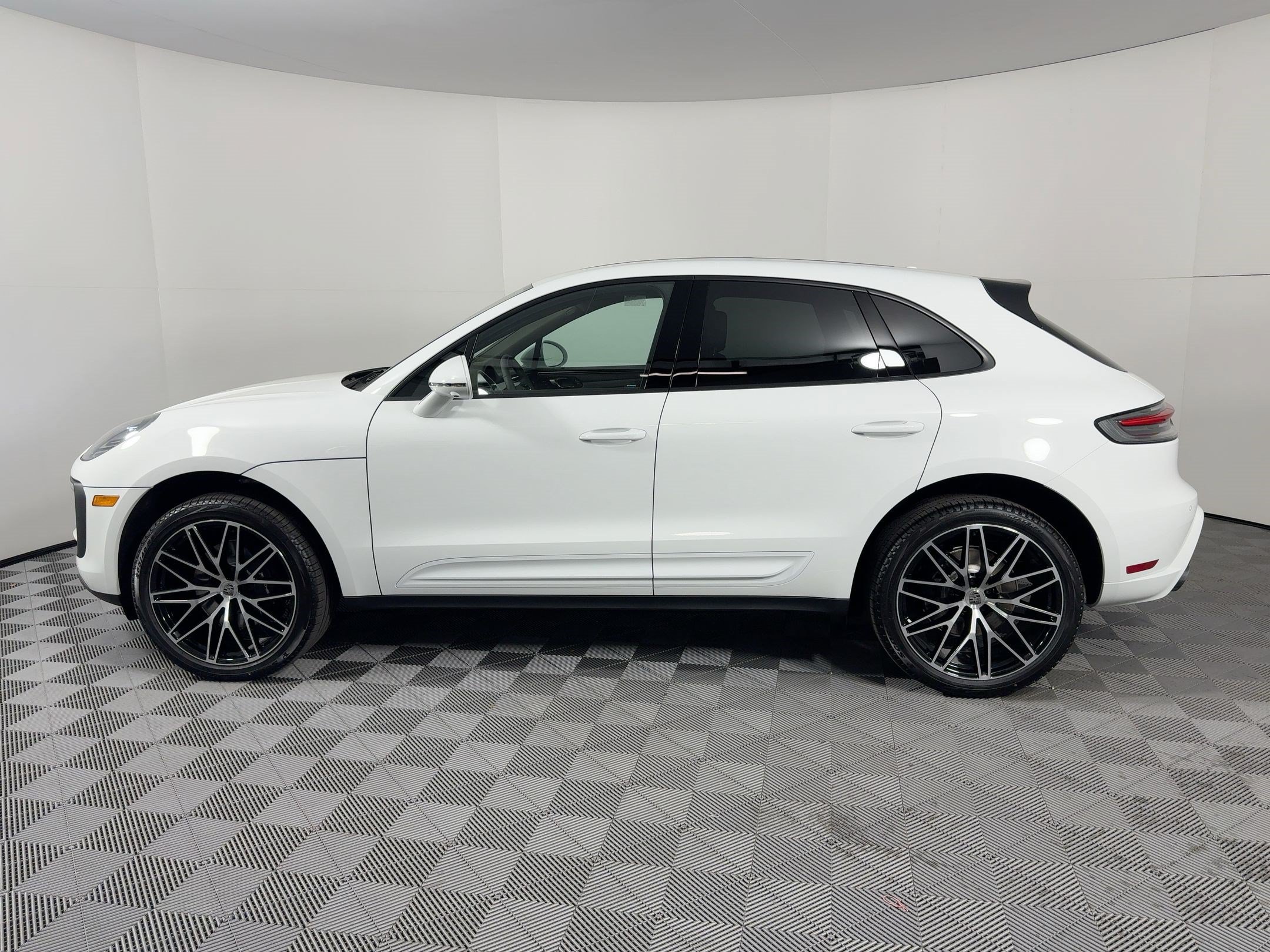 Certified 2026 Porsche Macan AWD/4WD image 2