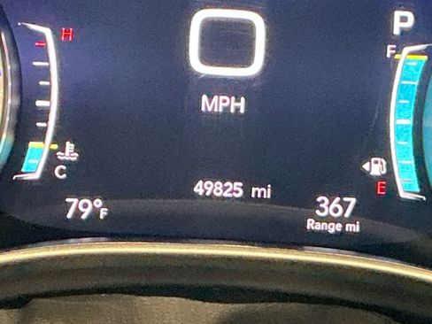 Used 2024 Chrysler Pacifica Touring-L image 8