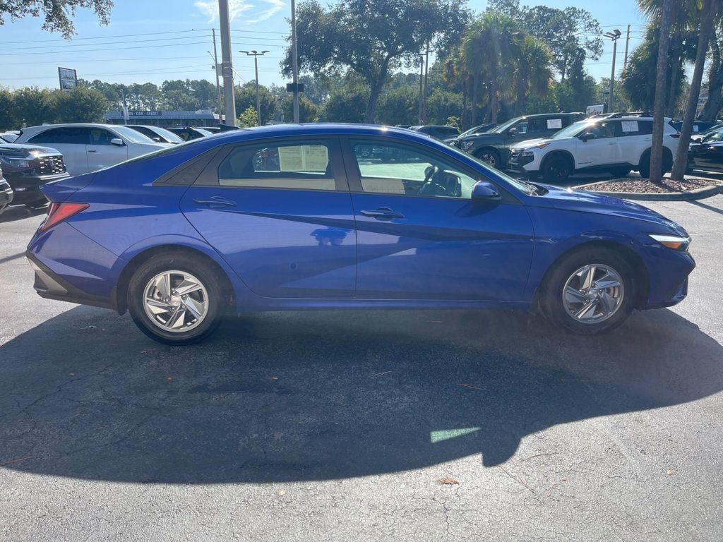 Used 2025 Hyundai Elantra SE FWD image 6