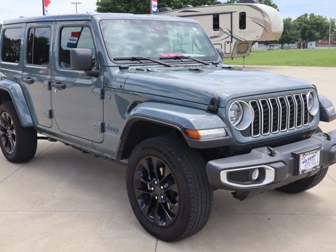 Used 2025 Jeep Wrangler Unlimited Sahara w/ Safety Group AWD/4WD image 3