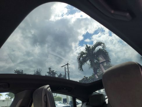 Used 2025 Porsche Taycan image 26