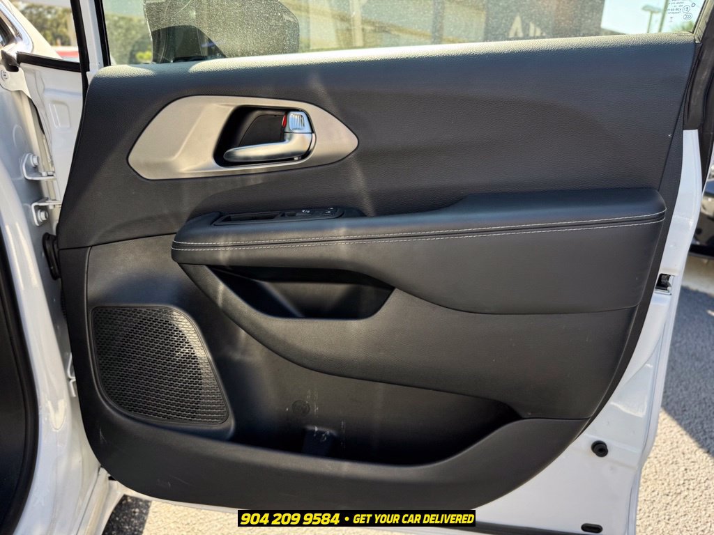 Used 2025 Chrysler Pacifica Select FWD image 25