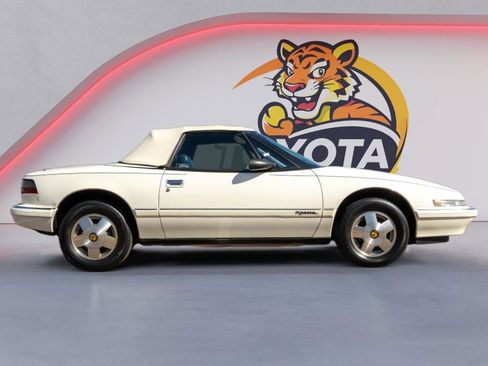 Used 1990 Buick Reatta Convertible image 4