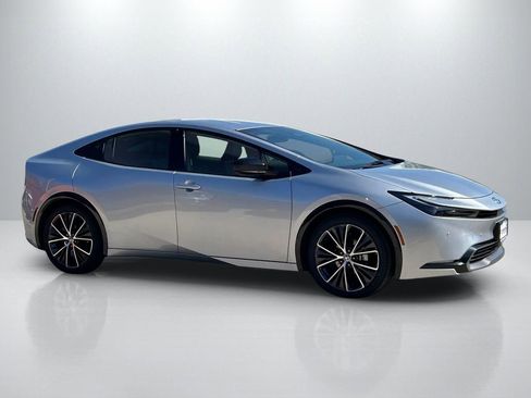 Used 2025 Toyota Prius XLE image 4