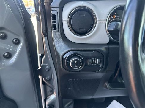 Used 2022 Jeep Gladiator Overland image 12