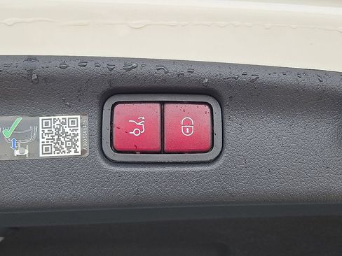 Used 2025 Mercedes-Benz C 300 Sedan image 14