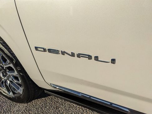 Used 2024 GMC Yukon Denali Ultimate image 11