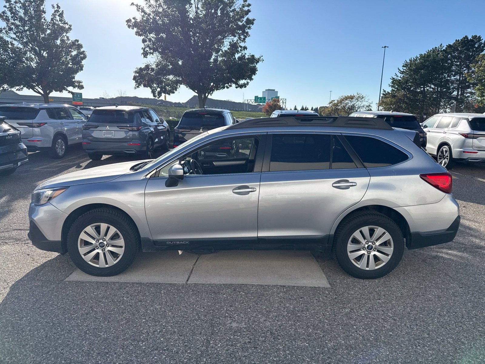 Used 2019 Subaru Outback 2.5i Premium AWD/4WD image 3