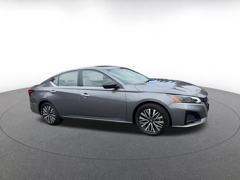 Used 2025 Nissan Altima 2.5 SV FWD image 2