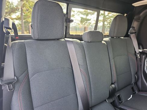 Used 2024 Jeep Gladiator Rubicon w/ Technology Group image 8