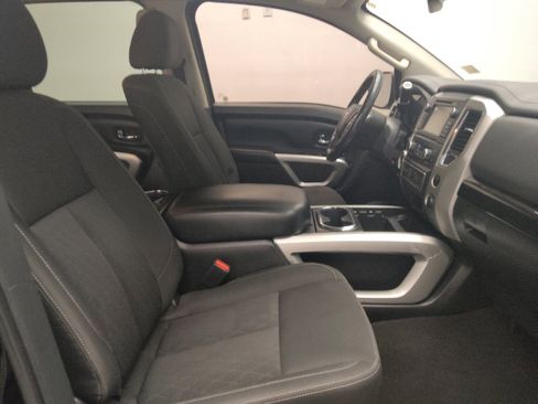 Used 2018 Nissan Titan SV w/ SV Convenience Package image 21