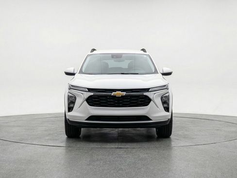 Used 2025 Chevrolet Trax LT image 2