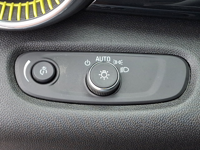 Used 2025 Chevrolet Trax ACTIV w/ Sunroof Package FWD image 9
