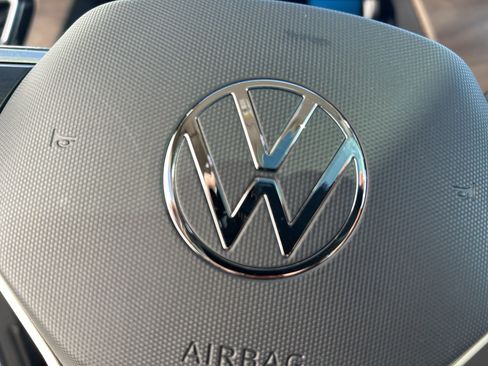 Used 2024 Volkswagen Atlas SE w/ Panoramic Sunroof Package image 25