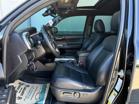 Used 2021 Toyota Tacoma Limited w/ Nightshade Package AWD/4WD image 10
