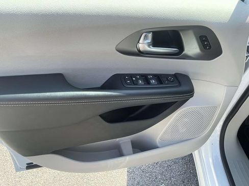 Used 2024 Chrysler Pacifica Touring-L FWD image 15