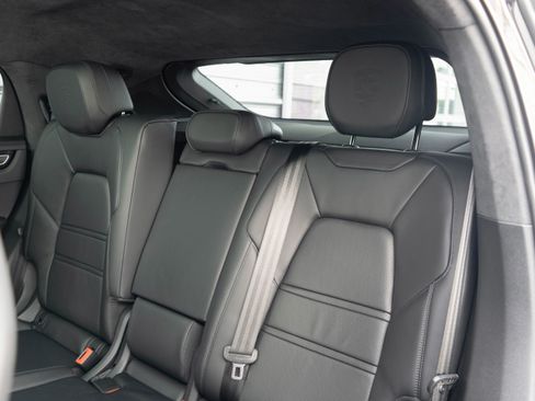 Used 2022 Porsche Cayenne Turbo S AWD/4WD image 32