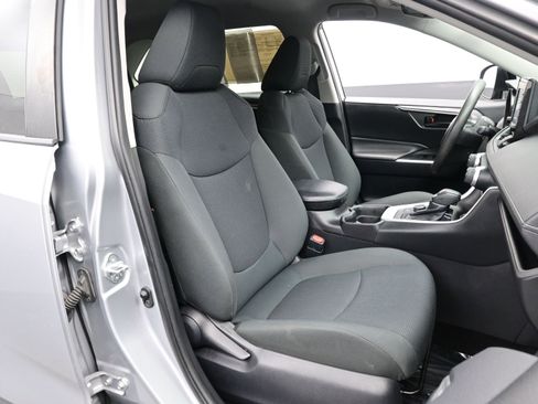 Used 2019 Toyota RAV4 LE image 13