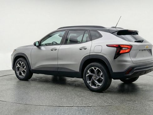 Used 2025 Chevrolet Trax LT FWD image 6