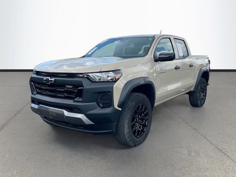 Used 2024 Chevrolet Colorado Trail Boss w/ Advanced Trailering Package AWD/4WD image 3
