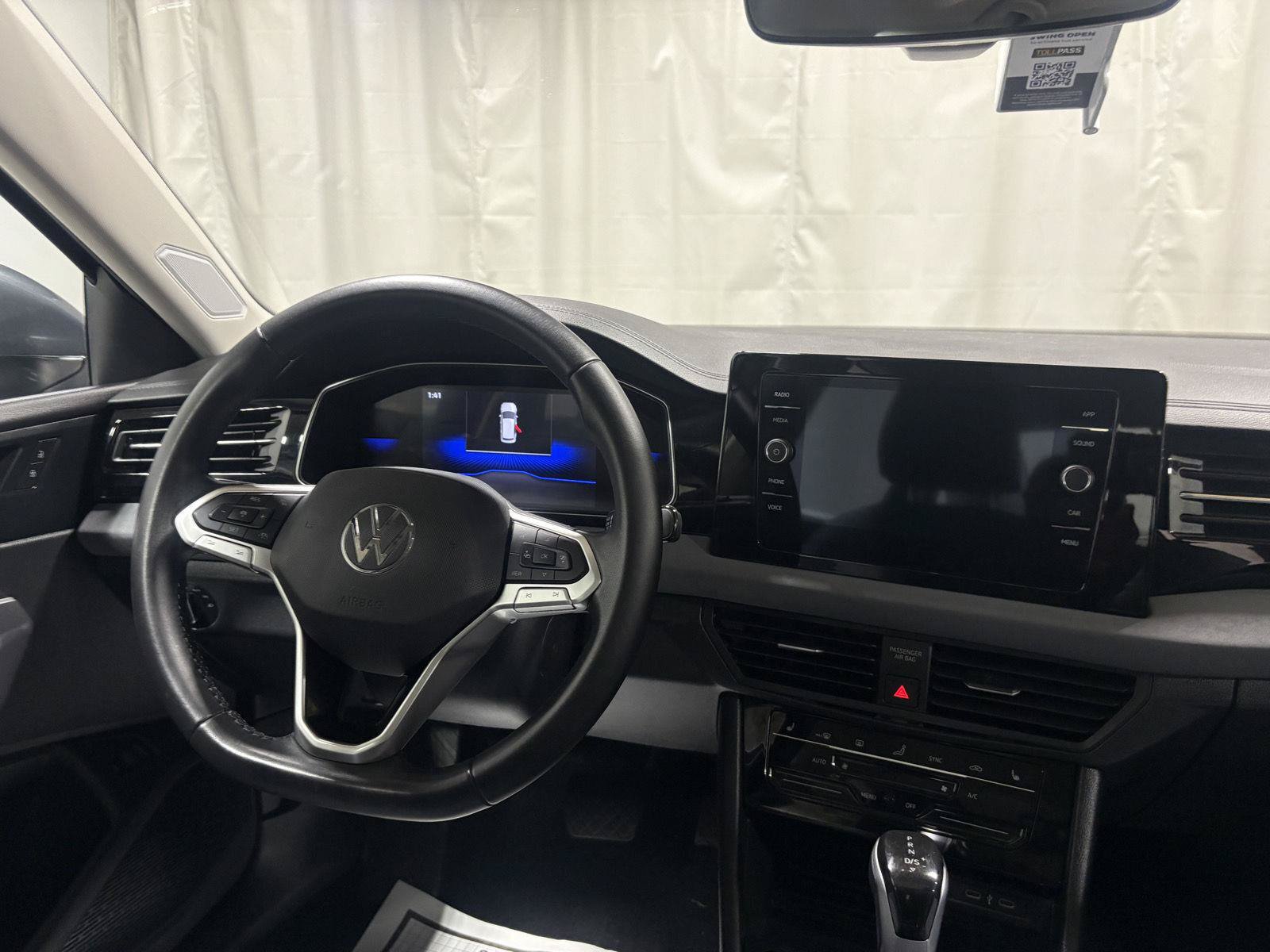 Used 2025 Volkswagen Jetta SE FWD image 31