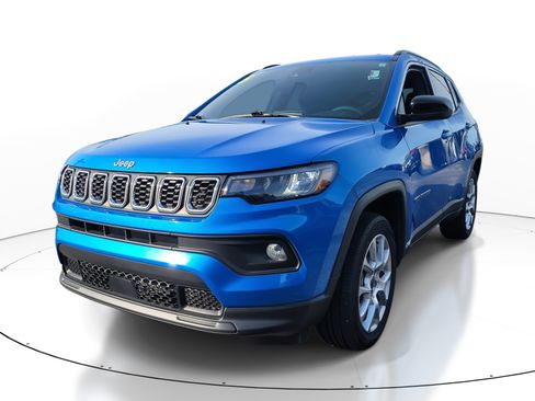 Used 2025 Jeep Compass Latitude image 3