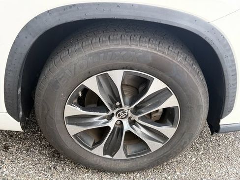 Used 2021 Toyota Highlander XLE FWD image 15