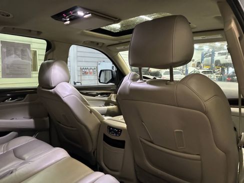 Used 2020 Cadillac Escalade ESV Luxury w/ Escalade Sport Edition AWD/4WD image 33