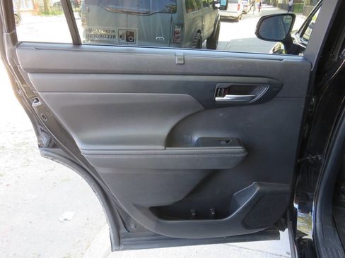 Used 2020 Toyota Highlander XLE AWD/4WD image 28