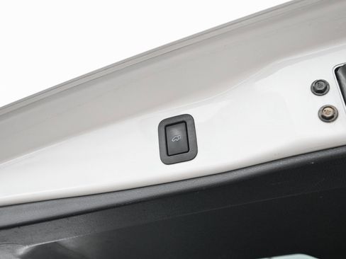 Used 2017 Toyota Highlander XLE image 17