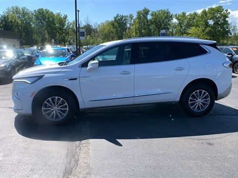 Used 2024 Buick Enclave Essence image 2