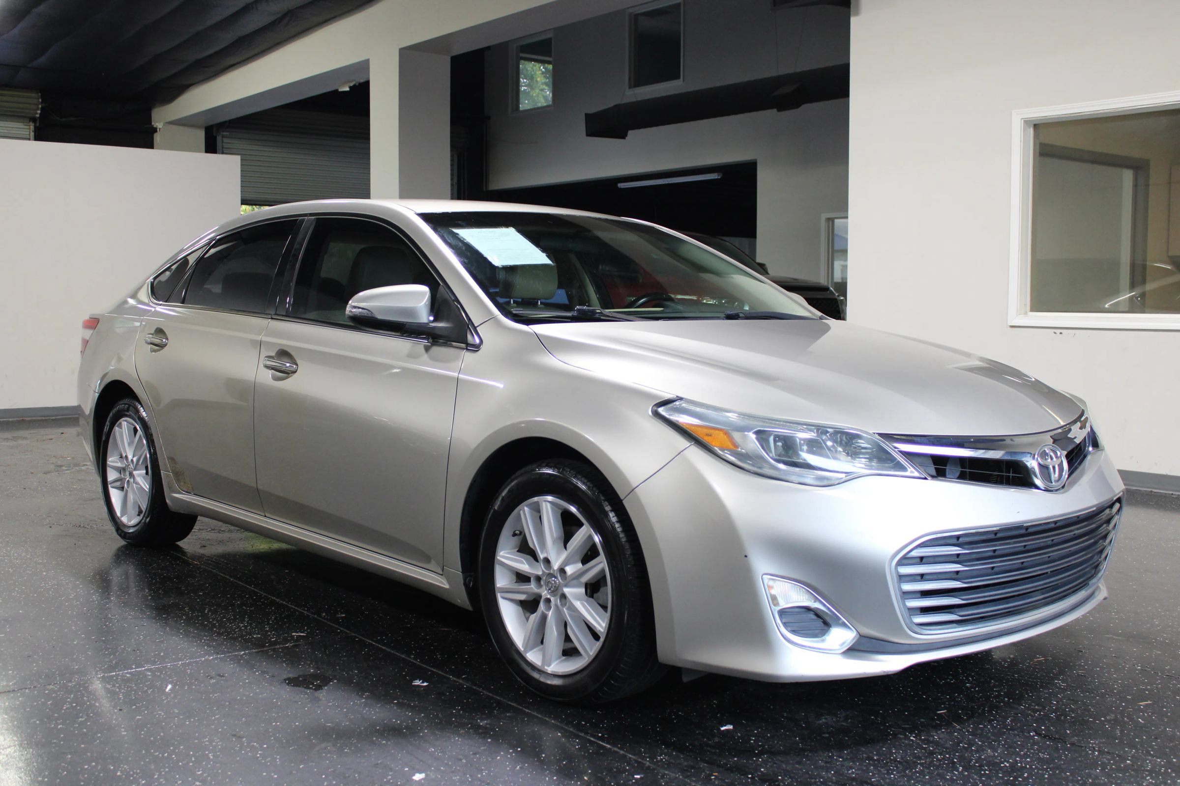 Used 2014 Toyota Avalon XLE FWD image 1