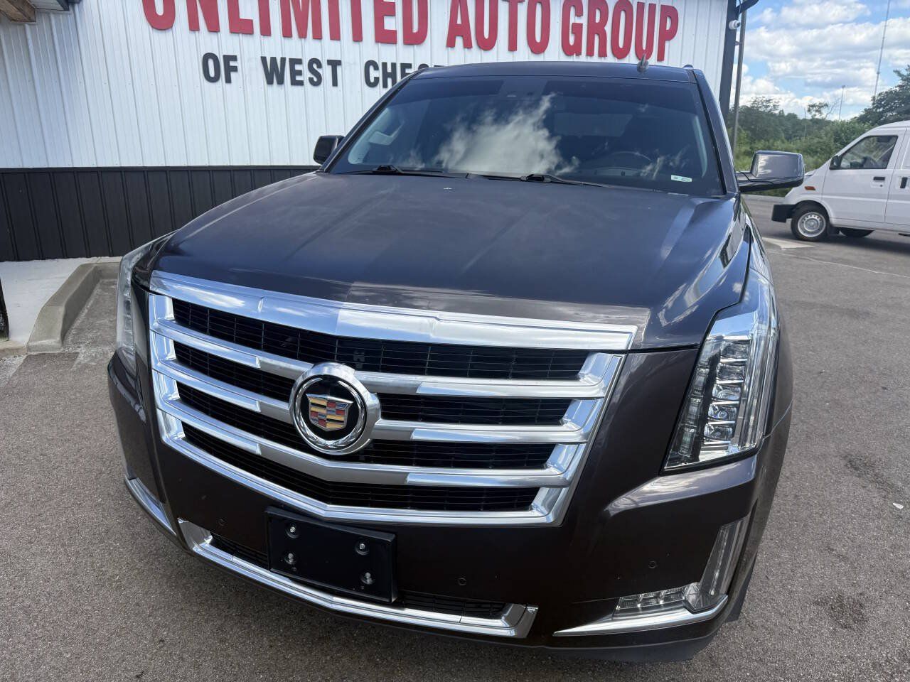 Used 2015 Cadillac Escalade Luxury AWD/4WD image 2