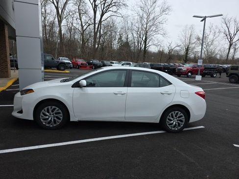 Used 2018 Toyota Corolla LE image 2