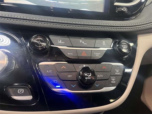 Used 2024 Chrysler Pacifica Select image 17