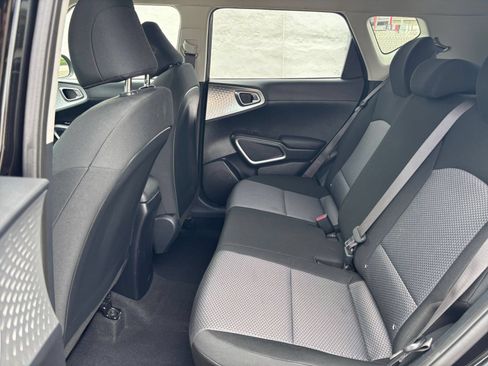 Used 2025 Kia Soul LX w/ LX Technology Package FWD image 23
