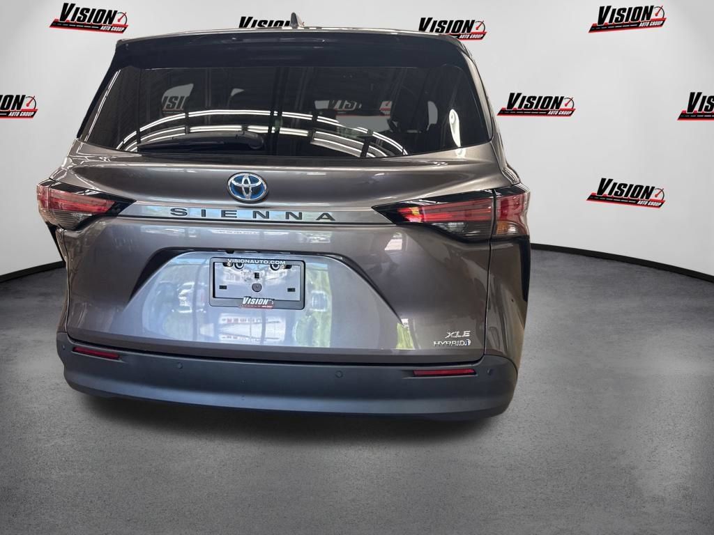 Used 2021 Toyota Sienna XLE FWD image 6