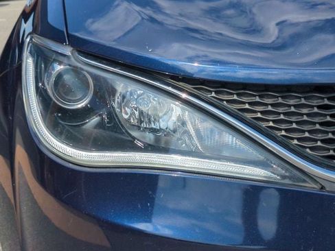 Used 2018 Chrysler Pacifica Limited w/ Advanced Safetytec Group FWD image 10