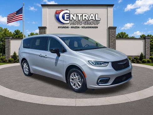 Used 2024 Chrysler Pacifica Touring-L FWD image 1