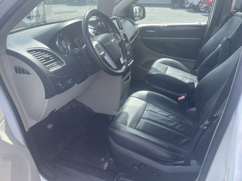 Used 2016 Chrysler Town & Country Touring image 12