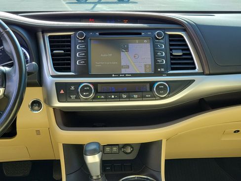 Certified 2018 Toyota Highlander XLE image 18
