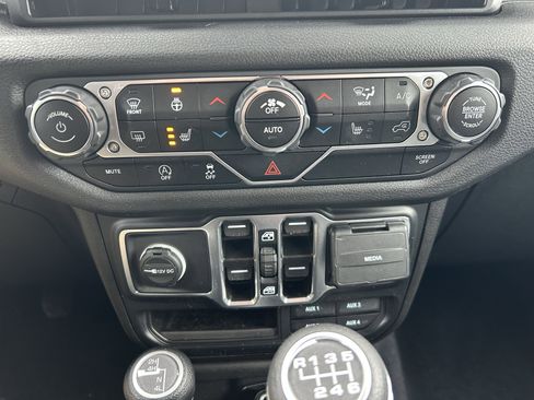 Used 2024 Jeep Gladiator Sport image 15