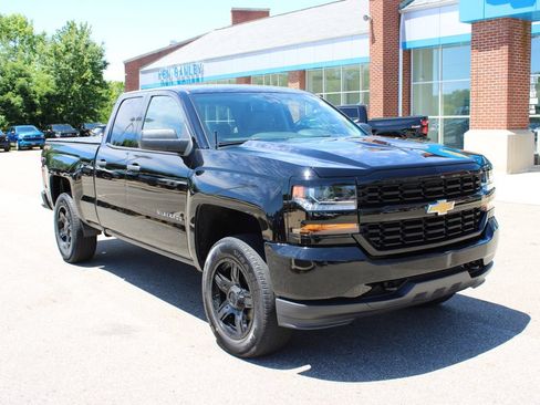 Used 2017 Chevrolet Silverado 1500 Custom w/ Custom Convenience Package AWD/4WD image 2