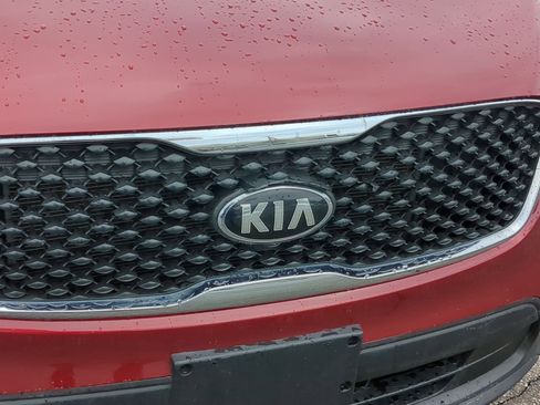Used 2017 Kia Sorento LX w/ LX Convenience Package image 16