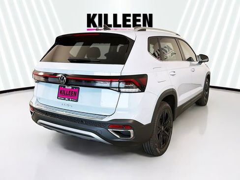 New 2026 Volkswagen Taos SE image 7