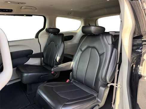 Certified 2024 Chrysler Pacifica Touring-L image 13